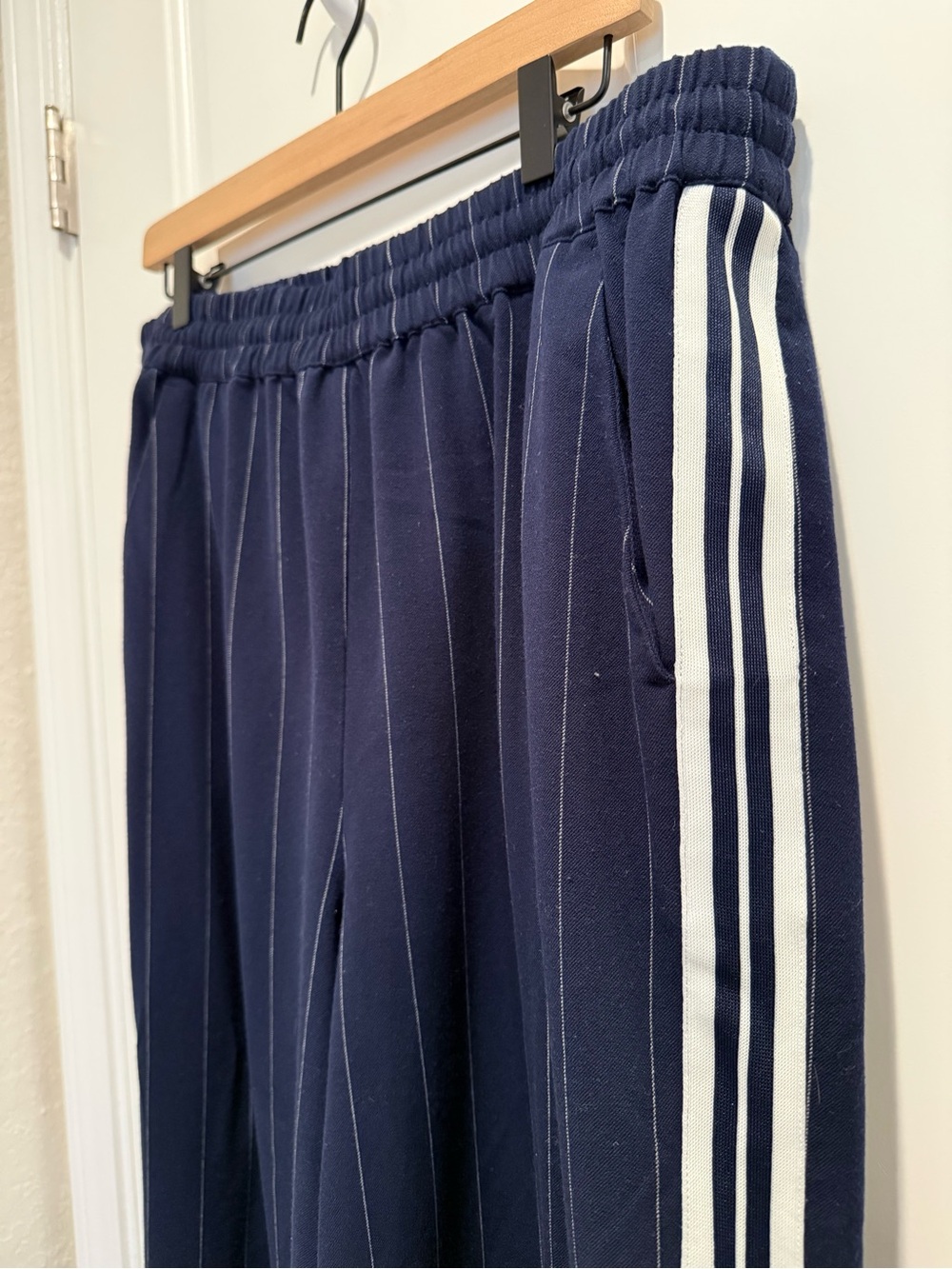 EVEREVE Tala Track Pant in Navy Blue Pinstripes - Picture 7 of 10